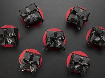 Siempre se puede usar papel o bolsas de Kraft y darle el toque con cinta en negro a los regalos