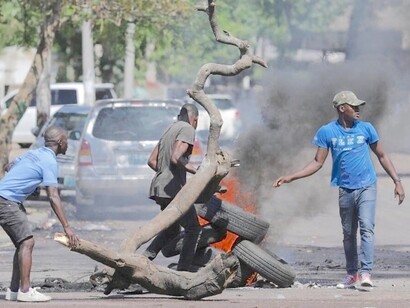 Manifestantes após as eleições em Maputo, capital de Moçambique (Out/2023)