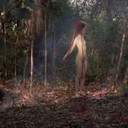 Delia Cancela, Pies en la tierra, ojos en el cielo, pajaros en la cabeza (video performance), 2022. Cortesía de Galería Nora Fisch 