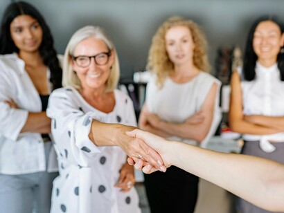Mulheres bem-vestidas em ambiente de trabalho. Descubra quais roupas fazem com que se sinta confortável e confiante. Não se trata apenas de seguir tendências, mas de encontrar o que realmente reflete a sua essência
