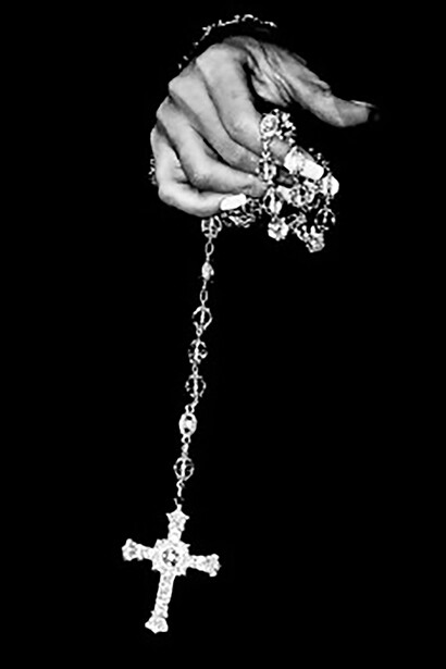 A believer holds the Komboskini tightly, seeking strength through prayer