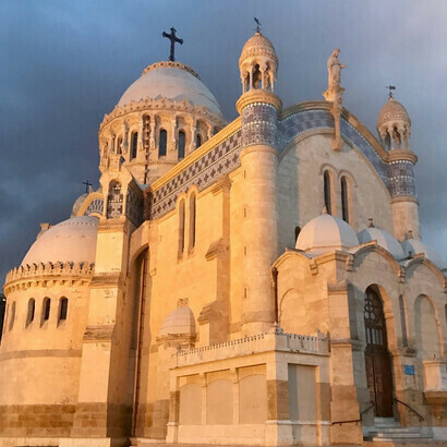 Basilica di Nostra Signora dell'Africa. Un aspetto di grande rilievo, sicuramente molto innovativo e frutto del buon lavoro del Presidente, è che la Costituzione lascia finalmente la libertà religiosa in Algeria, anche se non è espressamente scritta, ma è intesa indirettamente