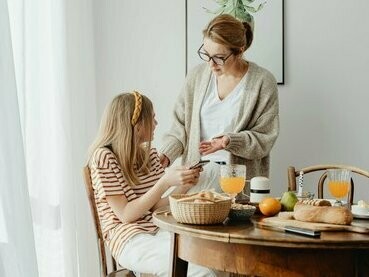 Mãe repreende filha por conta do uso excessivo do celular. Mas, pasmem, o aspecto mais grave dessa dependência tecnológica não é a debilidade socioemocional, por mais alarmante que seja. O perigo mais latente, a ameaça mais existencial, reside na perda progressiva da capacidade de escrever manualmente. A escrita à mão não é apenas um ato mecânico; é um processo que ativa diversas áreas do cérebro, estimulando a coordenação motora fina, a percepção espacial e a formação de ideias