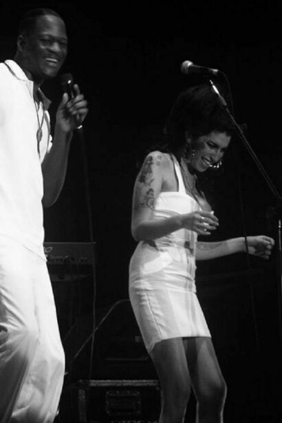 Amy Winehouse, having fun in a concert