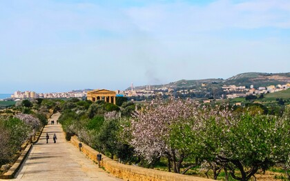 Il turismo lento permette di scoprire i paesaggi della Sicilia con tempi più rilassati e autentici. Agrigento, Italia