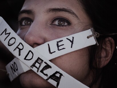 Una ciudadana española se manifiesta contra la polémica «ley mordaza»
