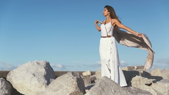 Ci sono le Dee-Donne che sono quelle che sono pronte al risveglio ma hanno solo bisogno di chi questo Sacro Femminino lo aiuti a risvegliare