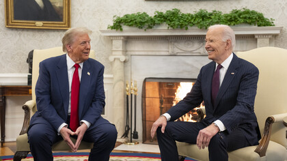 El presidente Joe Biden se reúne con el presidente electo Donald Trump el 13 de noviembre de 2024 en la Sala Oval de la Casa Blanca