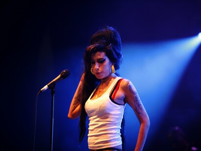 Amy Winehouse teria recusado contratos abusivos e estaria tentando se libertar do controle das gravadoras. Após sua morte, seu legado foi altamente explorado comercialmente, aumentando as suspeitas de que sua morte foi orquestrada para benefícios financeiros