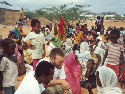 Programa nutricional de emergencia para desplazados afectados por la hambruna en Garissa, Kenia, cerca de la frontera con Somalia (1992)