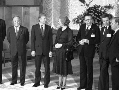 Il G7 di Tokyo del 1979, da sinistra a destra: Valéry Giscard d'Estaing (FR), Masayoshi Ohira (JP), Margaret Thatcher (UK), Giulio Andreotti (IT), Joe Clark (CA), Helmut Schmidt (DE)