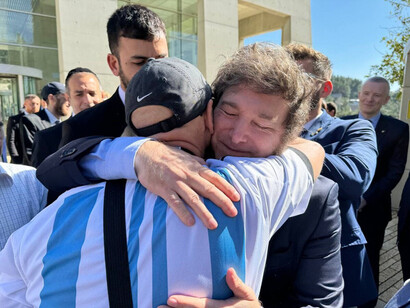 Milei abrazando a uno de sus seguidores, quienes encuentran pertenencia y reivindicación en su figura y actos