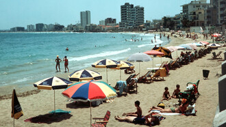 Postal de Varosha durante su apogeo como lugar de veraneo