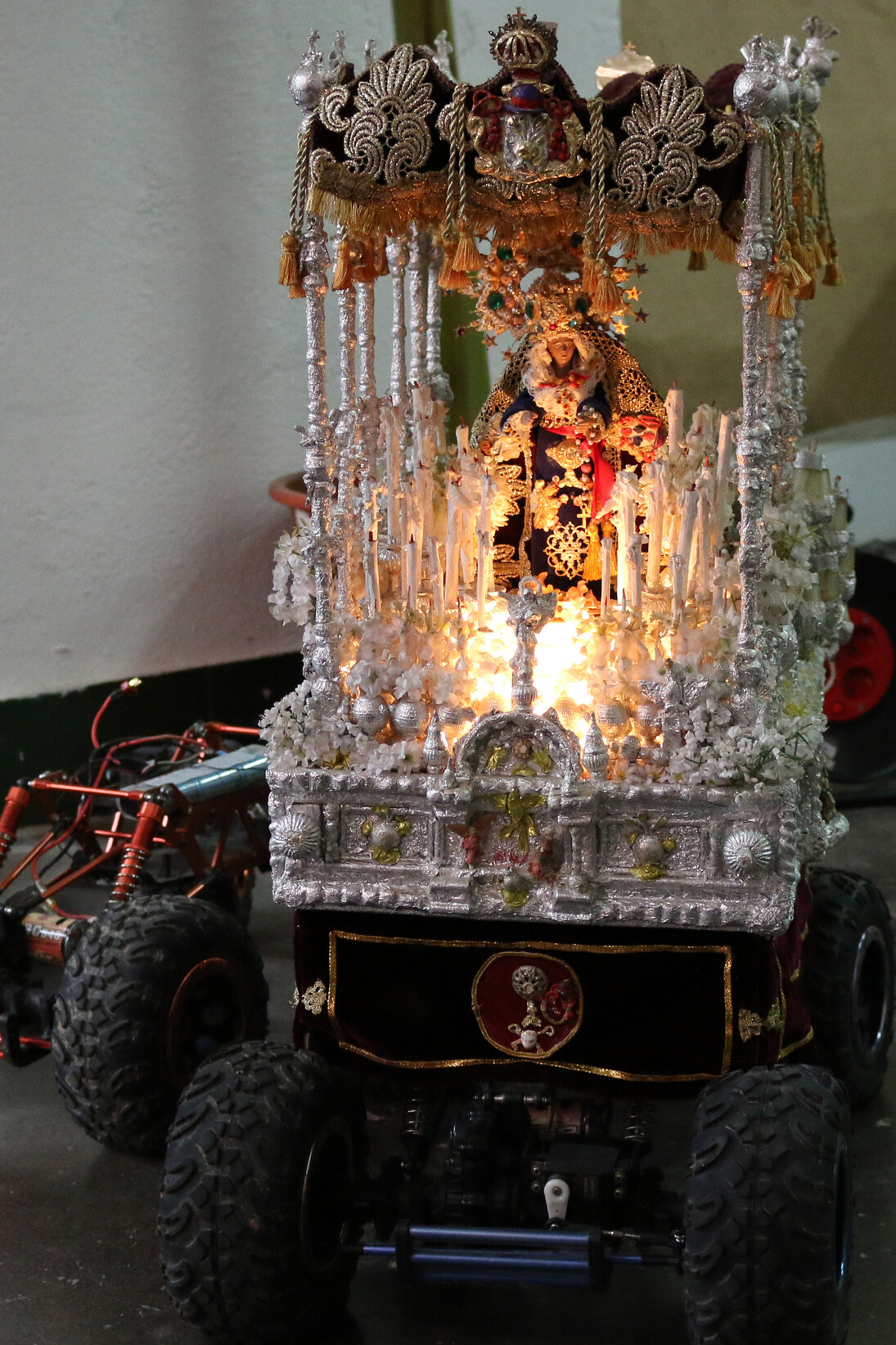 Pilar Albarracín, Highway to heaven (Autopista hacia el cielo), 2015, Interactive installation – Mixed media, 2 elements : 26 3/8 x 15 x 26 3/8 in. (each), Courtesy Galerie GP & N Vallois, Paris