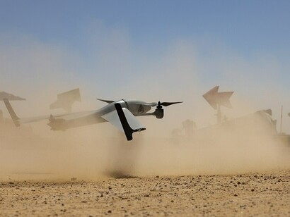 Un piccolo sistema aereo senza pilota (sUAS) Edge 130 Blue assegnato al 1° Stormo Operazioni Speciali decolla per eseguire dimostrazioni di volo alle nazioni partner durante il BRIGHT STAR 25 a Talet Al Keif, in Egitto, il 30 agosto 2025
