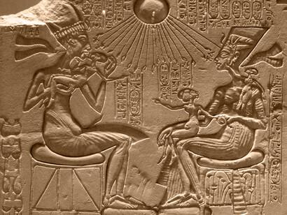 Estela en piedra caliza mostrando a Akenatón, Nefertiti y sus hijas bajo la protección de Atón