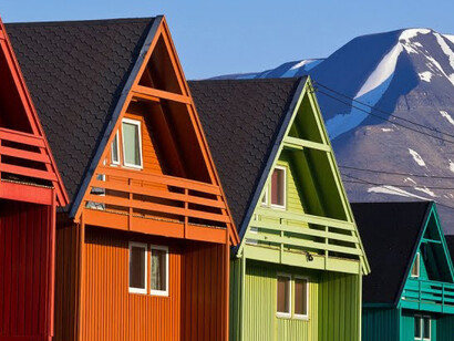 Longyearbyen consta de una población de aproximadamente 2.000 habitantes y se encuentra a unos 1.500 kilómetros del Polo Norte