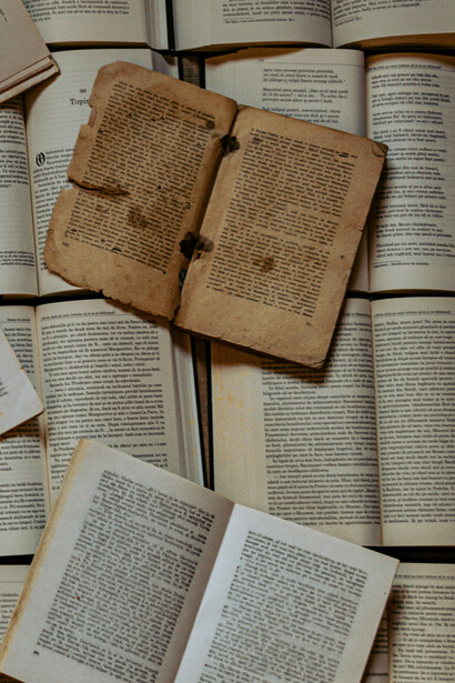 Mientras exista una voz capaz de convertir la fragilidad humana en palabras, la literatura conservará aquello que ningún algoritmo puede reemplazar