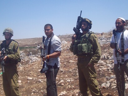 Colonos y soldados israelíes en Cisjordania