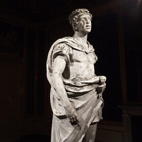 Francesco Vezzoli 
C-CUT - Homo Ab Homine Natus 
2018 
Scultura in cemento (XX sec.), bronzo, testa in marmo (50 AC - 37 DC), gesso alabastrino, tempera ad uovo, cera microcristallina 191 x 62 x 51 cm  ©Sebastiano Pellion di Persano  