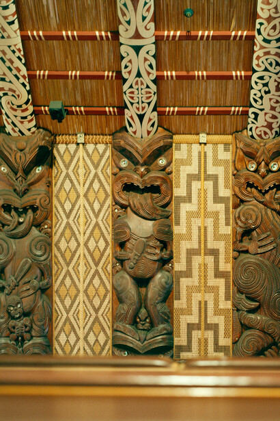 Vue intérieure de Te Whare Rūnanga, Waitangi Treaty Grounds, Nouvelle-Zélande