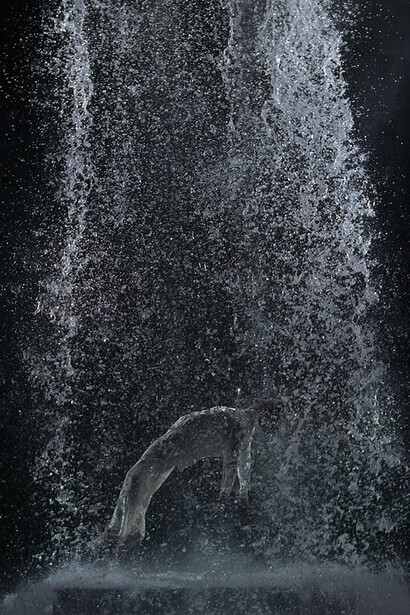 Bill Viola,
Tristan’s Ascension (The Sound of a Mountain Under a Waterfall), 2005. Video/sound installation. Performer: John Hay. Courtesy Bill Viola Studio. Photo: Kira Perov.