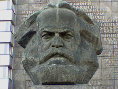Monumento a Karl Marx detrás del que puede leerse: «¡Trabajadores del mundo, uníos!» en cuatro idiomas