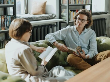 Vivemos numa sociedade embasada em preconceitos de diferentes formas. Preconceitos raciais, de gênero, etários, sociais, econômicas e vários outros. Através dos clubes de leitura, é possível abordar todo o tipo de literatura de uma forma construtiva, criando espaços e oportunidades de troca de experiências positivas sobre determinados preconceitos. A literatura tem essa capacidade e potência de ampliar a visão do mundo e revelar diferentes experiências sobre as relações humanas e sobre a vida