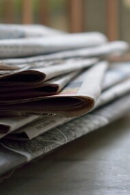 Il citizen journalism permette ai cittadini comuni di partecipare attivamente alla creazione e diffusione delle notizie, rompendo il monopolio dell'informazione detenuto dai media tradizionali