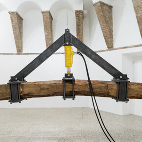 Arcangelo Sassolino, Exhibition view. Courtesy of Galleria Continua