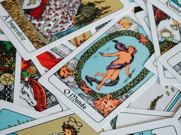 Cartas de tarot dispostas sobre uma superfície, com ilustrações simbólicas que remetem à tradição dos arcanos. Para muitas pessoas, elas funcionam como ponto de partida para reflexões sobre emoções, escolhas e momentos de vida