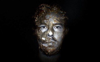 Lee Alexander McQueen (17 de marzo de 1969 – 11 de febrero de 2010) diseñador clave de fines del siglo XX y comienzos del XXI, fue capaz de convertir la moda en una forma de expresión artística cargada de intensidad, belleza y transgresión