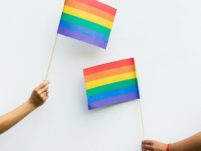 Enquanto isso, se fala tanto de inclusão das minorias, mas a população trans continua sendo a menos representada na mídia. Um estudo da GLAAD de 2024 apontou que apenas 2 personagens trans estavam presentes entre as 775 personagens recorrentes das principais séries americanas. No Brasil, a situação é ainda mais crítica, com presença quase nula de pessoas trans em papéis protagonistas, seja em novelas, filmes ou séries. Isso demonstra que a inclusão ainda é seletiva, e covarde