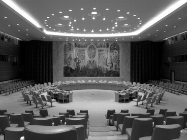 Este sistema limitó el debate democrático, dejando las alternativas estancadas y vacías de transformaciones reales para la pobreza global