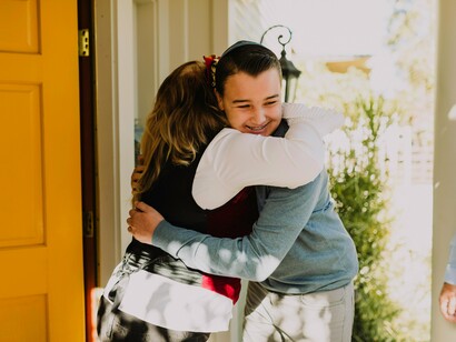 Mulher recepciona garoto em sua casa. O mais importante é deixar tudo pré-combinado com o seu anfitrião e ou hóspede