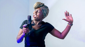 Cantora - representação de Zaida Chongo. Chongo é conhecida pela sua forma ímpar de compor as suas músicas e, principalmente, pelo seu entrosamento na dança, com as bailarinas