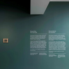 Varios artistas, Descendiendo la escalera, vista de exhibición. Cortesía de MCA Chicago