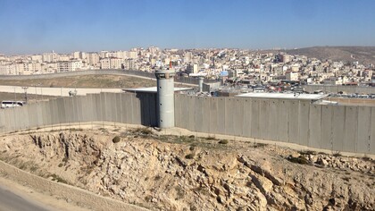 In Cisgiordania, i villaggi palestinesi vivono quotidianamente l’assedio di posti di blocco e strade riservate ai coloni. In copertina il checkpoint israeliano di Qalandia