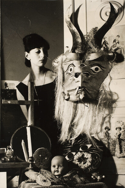 Kati Horna, Mujer y máscara [Woman with Mask], Mexico, 1963, Gelatin silver print, 25 x 19.7 cm, Archivo Privado de Fotografía y Gráfica Kati y José Horna, © 2005 Ana María Norah Horna y Fernández