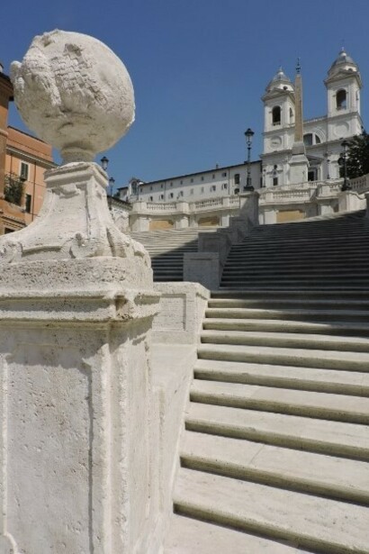 La Scalinata dopo i Restauri, in primo piano il globo (foto Gruppo Pouchain)