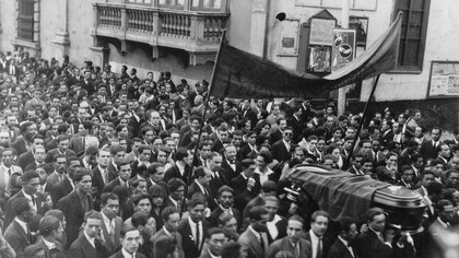 Cortejo fúnebre de José Carlos Mariátegui entrando a Paseo Colón, 1930. Archivo José Carlos Mariátegui