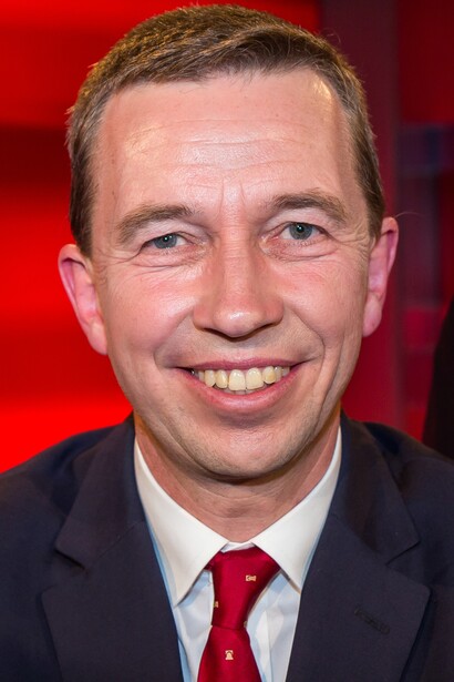 Bernd Lucke  fondatore ed ex leader del partito Alternativa per la Germania fino al 2015. Alcuni membri dell'AfD hanno espresso posizioni revisioniste sulla storia tedesca, minimizzando il peso della colpa nazista, il che ha alimentato forti critiche da parte delle istituzioni e della società civile