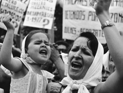 Bajo la justificación de una supuesta “guerra contra la subversión”, el régimen instauró un plan sistemático de violación de derechos humanos que incluyó secuestros, torturas, desapariciones forzadas y asesinatos