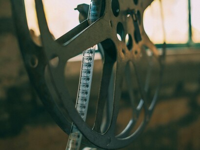 Vivemos hoje um paradoxo em que a tecnologia nos permite produzir filmes de altíssima qualidade técnica e a internet cumpre a profecia de nos tornarmos uma aldeia global e nos garante acesso ao cinema do mundo inteiro. Ainda assim, são poucos aqueles filmes que nos tocam, nos emocionam e nos fazem refletir sobre a vida, sobre as relações humanas e sobre o mundo