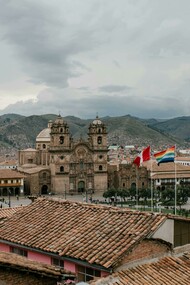 Cuzco, no Peru. Vale muito a pena seguir rumo ao norte em direção a Cuzco, o umbigo do mundo, a cidade fica no vale sagrado dos incas, e pode servir de base para depois seguir até o topo dos Andes e conhecer a inebriante Machu Picchu, mas não sem antes dar uma volta pelo umbigo e visitar locais como a Plaza de Armas, o Mercado Central San Pedro e se deliciar com um bom Ceviche, e também visitar o Templo Do Sol, além de muitos outros atrativos desta acolhedora cidade