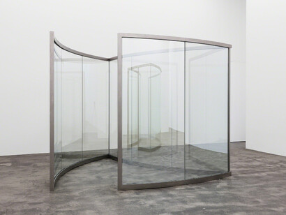 Dan Graham, Aries/Fun (2017), Stainless steel and two-way mirror, 230 x 301.5 x 311.6 cm 90.5 x 118.7 x 122.5 in Unique. Courtesy of Galleri Nicolai Wallner and the artist. Photo: Anders Sune Berg