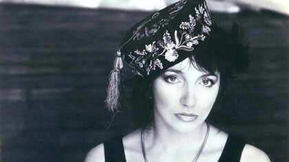 Kate Bush en una foto publicitaria para su álbum "Hounds of Love" (1985)