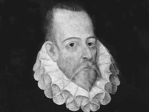 El nombre del pueblo rinde tributo al autor de Don Quijote, en una zona poblada de nombres técnicos y militares