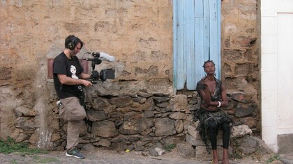 Pablo García con Tchinda en una calle de Mindelo, Cabo Verde