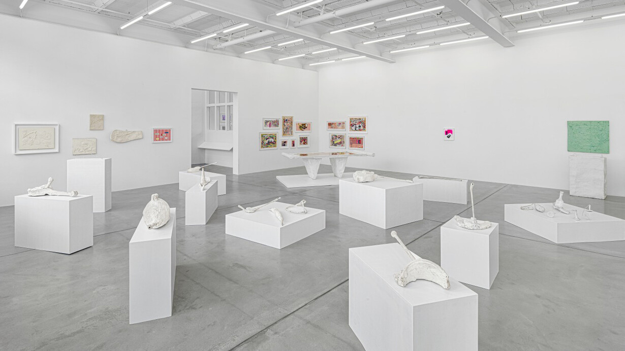 Franz West, Die frühen werke, ausstellungsansicht. Mit freundlicher genehmigung der Galerie Eva Presenhuber